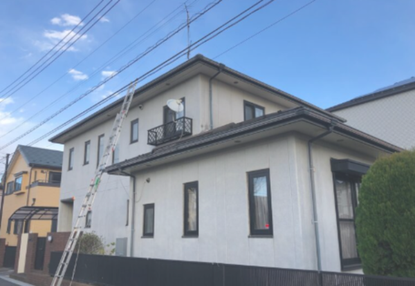 外壁にある白い粉の正体は？原因や放置するリスクと落とし方を紹介