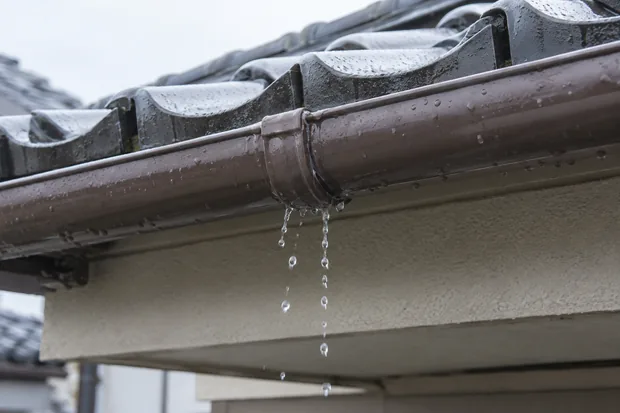 継ぎ目から漏れている雨樋