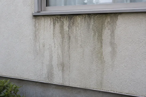 水の染み跡が出た外壁