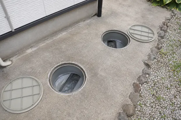 ふたを開けた2つの屋外排水桝