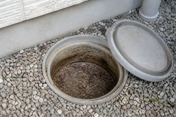 汚れや滞留が見られる屋外の排水桝