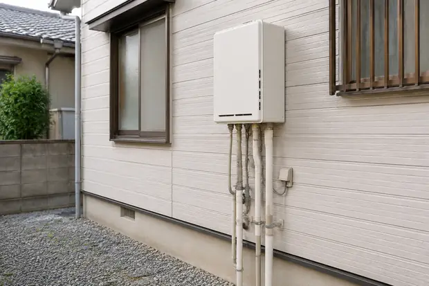 外壁に設置された壁掛けのガス給湯器