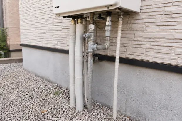 給湯器の下部から伸びる排水ホース