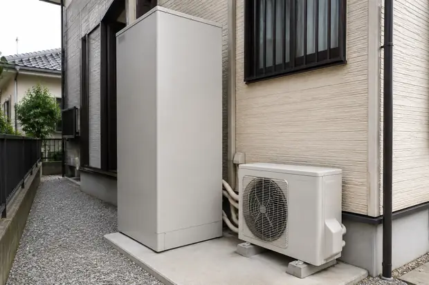 屋外に設置された貯湯タンクとヒートポンプ