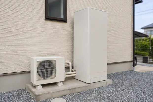屋外に並んで設置された給湯機器とタンク