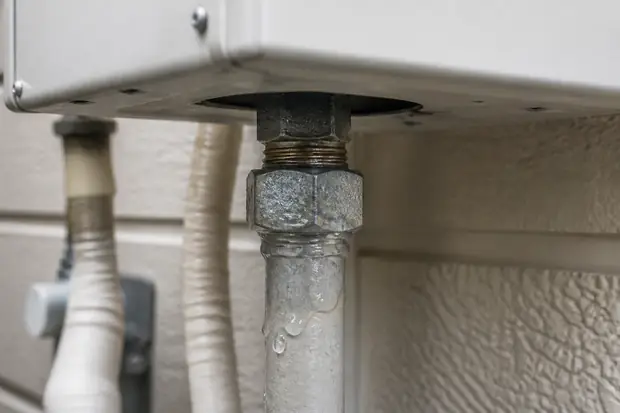 給湯器配管付近で見つかった水漏れ