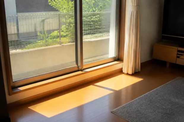 夏の日差しで暑くなった窓辺
